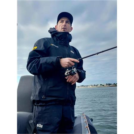 ΑΝΔΡΙΚΌ ΜΠΟΥΦΆΝ GILL APEX PRO-X ΜΕ ΛΟΓΌΤΥΠΟ NAVICOM - ΜΑΎΡΟ