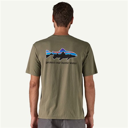 ΑΝΔΡΙΚΌ ΚΟΝΤΟΜΆΝΙΚΟ T-SHIRT PATAGONIA HOME WATER TROUT ORGANIC T-SHIRT - RIVER ROCK ΠΡΆΣΙΝΟ