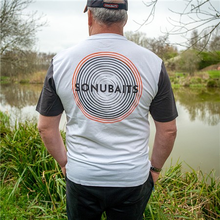 ΑΝΔΡΙΚΌ ΚΟΝΤΟΜΆΝΙΚΟ T-SHIRT SONUBAITS - ΛΕΥΚΌ