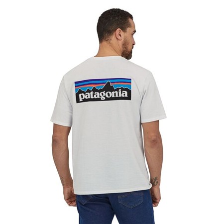 ΑΝΔΡΙΚΌ T-SHIRT ΜΕ ΚΟΝΤΌ ΜΑΝΊΚΙ PATAGONIA P-6 LOGO RESPONSIBILI-TEE - ΛΕΥΚΌ