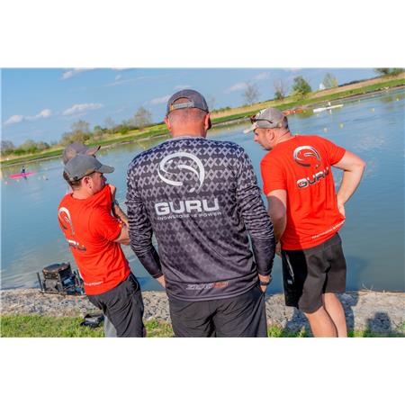 ΑΝΔΡΙΚΌ T-SHIRT ΜΕ ΜΑΚΡΙΆ ΜΑΝΊΚΙΑ GURU AVENTUS SUN CORE SHIRT UPF 50+ - ΜΑΎΡΟ