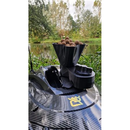 DISTRIBUTEUR D'APPÂTS POUR BATEAU AMORCEUR CARP ROYAL HURRICANE