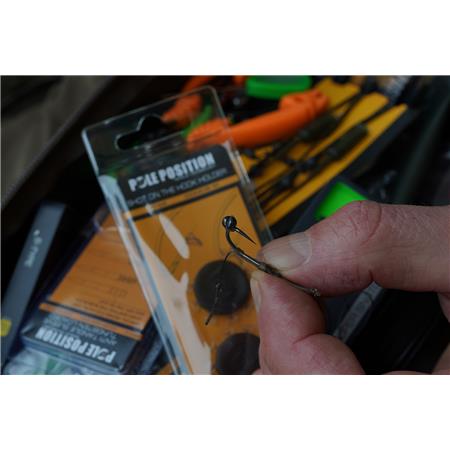 ELASTIC POLE POSITION SHOT ON THE HOOK HOLDER