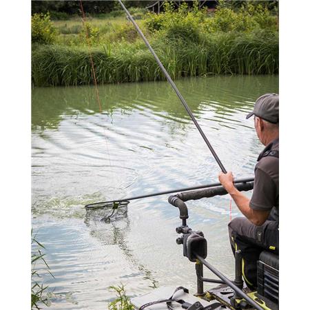 HOOFD VAN EEN SLIJPKOP FOX MATRIX CARP LATEX LANDING NET