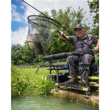 HOOFD VAN EEN SLIJPKOP FOX MATRIX CARP LATEX LANDING NET