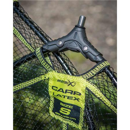 HOOFD VAN EEN SLIJPKOP FOX MATRIX CARP LATEX LANDING NET