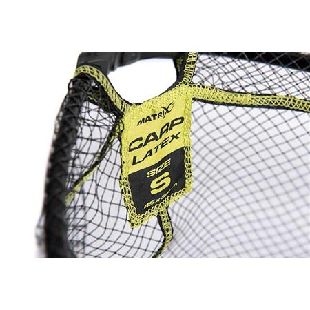 HOOFD VAN EEN SLIJPKOP FOX MATRIX CARP LATEX LANDING NET