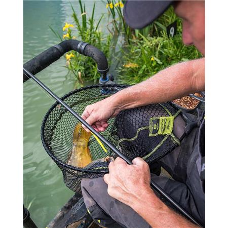 HOOFD VAN EEN SLIJPKOP FOX MATRIX CARP SCOOP LANDING NET