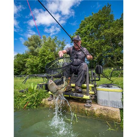 HOOFD VAN EEN SLIJPKOP FOX MATRIX CARP SCOOP LANDING NET