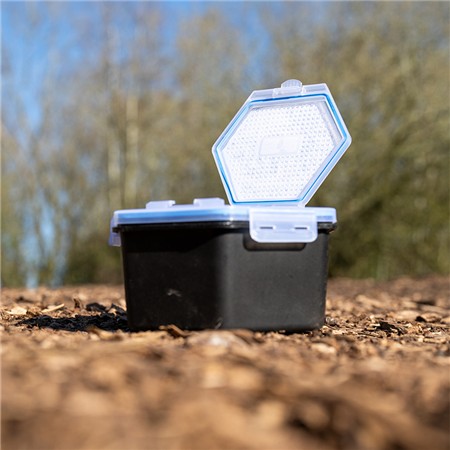 KÖDERBOX ZEBCO SECURE-LOCK BAIT BOX AND SIEVE