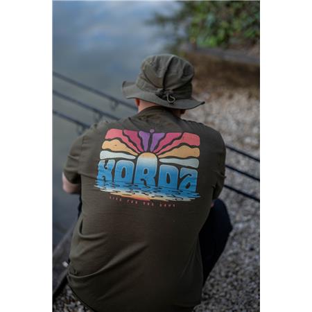 KORTÆRMET HERRE-T-SHIRT KORDA DAWN VIBES TEE - MØRK OLIVEN