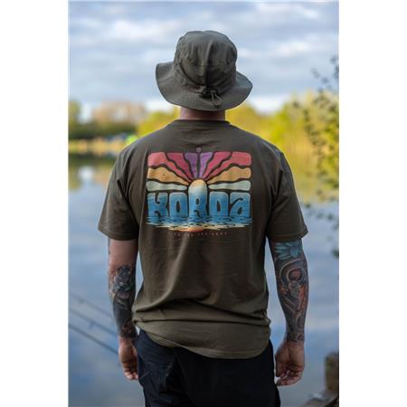 KORTÆRMET HERRE-T-SHIRT KORDA DAWN VIBES TEE - MØRK OLIVEN