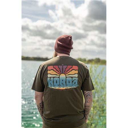 KORTÆRMET HERRE-T-SHIRT KORDA DAWN VIBES TEE - MØRK OLIVEN