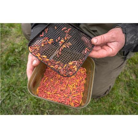 ΚΟΥΤΊ ΓΙΑ ΠΡΟΝΎΜΦΕΣ KORUM MAGGOT TUB AND RIDDLE