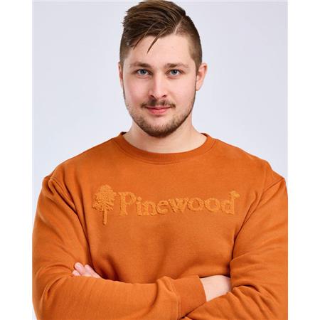 MEN'S SWEATSHIRT PINEWOOD VÄRNAMO PW LOGO - BURNED ORANGE