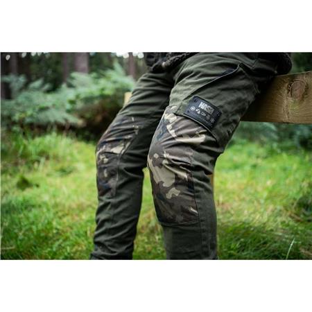 PANTALON PENTRU BĂRBAȚI NASH ZERO TOLERANCE LOW KEY THERMAL LUPTE - CAMUFLAJ