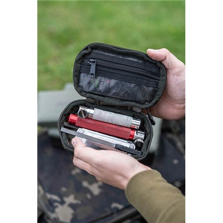 TILBEHØRSETUI KORDA COMPAC 70 TACKLE POUCH DARK KAMO