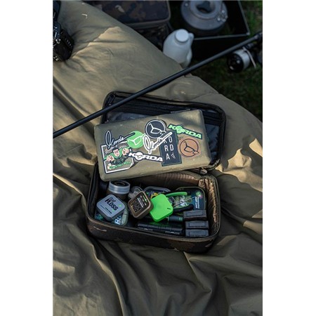 TILBEHØRSPUNG KORDA COMPAC 140 TACKLE POUCH DARK KAMO