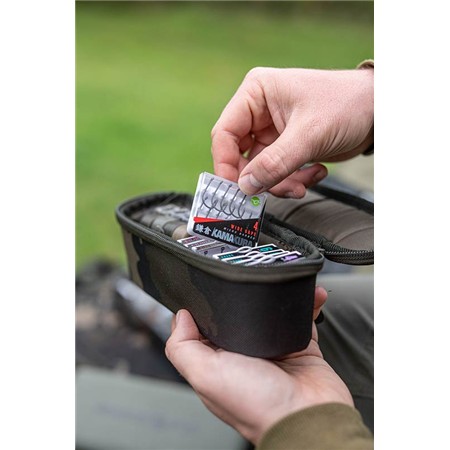TILBEHØRSTASKE KORDA COMPAC 55 TACKLE POUCH DARK KAMO